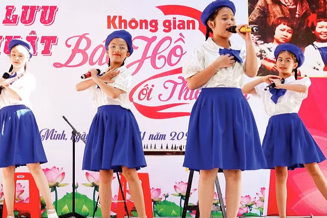 Các em thiếu nhi Nhà Thiếu nhi thành phố biểu diễn trong chương trình Giao lưu nghệ thuật Không gian Bác Hồ với thiếu nhi. (Ảnh THÚY BÌNH)