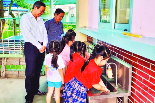 Lãnh đạo Sở Y tế Thành phố Hồ Chí Minh kiểm tra công tác phòng bệnh tay chân miệng tại cơ sở mầm non ở phường Bình Hưng Hòa.