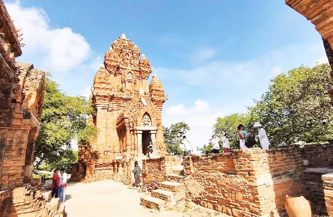 Nhiều du khách trẻ thích thú khi check-in tại Tháp Pô Klong Garai.