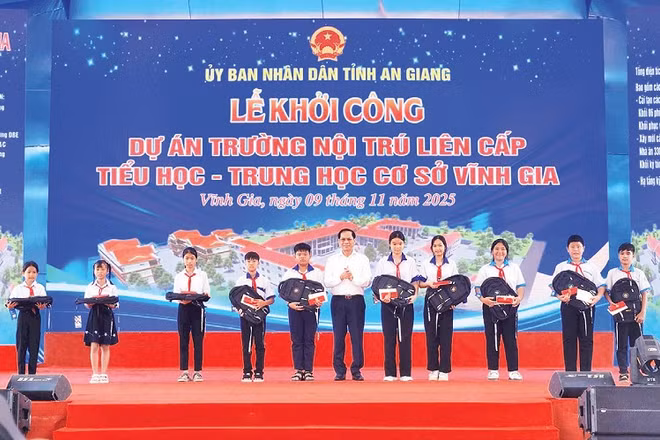 Phó Thủ tướng Chính phủ Bùi Thanh Sơn tặng quà cho học sinh có hoàn cảnh khó khăn của Trường trung học cơ sở Lương An Trà.