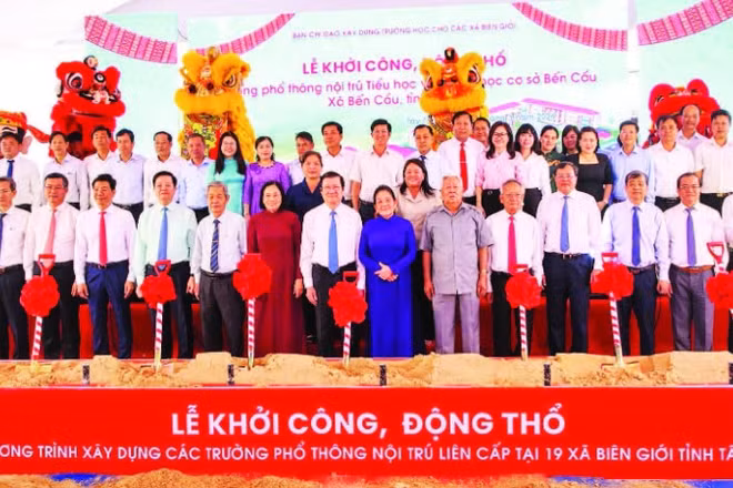 Các đại biểu dự khởi công Trường phổ thông nội trú liên cấp tiểu học và trung học cơ sở Bến Cầu tại xã Bến Cầu.