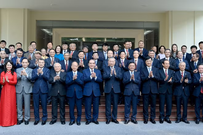 Tổng Bí thư Tô Lâm và các đồng chí chí lãnh đạo, nguyên lãnh đạo Đảng, Nhà nước và các đại biểu dự lễ kỷ niệm 95 năm Ngày truyền thống Văn phòng Trung ương Đảng.