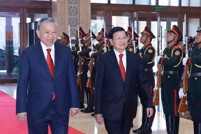 Tổng Bí thư Tô Lâm và Tổng Bí thư, Chủ tịch nước Lào Thongloun Sisoulith đến dự Hội nghị thông báo kết quả Đại hội đại biểu toàn quốc lần thứ XIV Đảng của Cộng sản Việt Nam. (Ảnh: Thống Nhất/TTXVN)