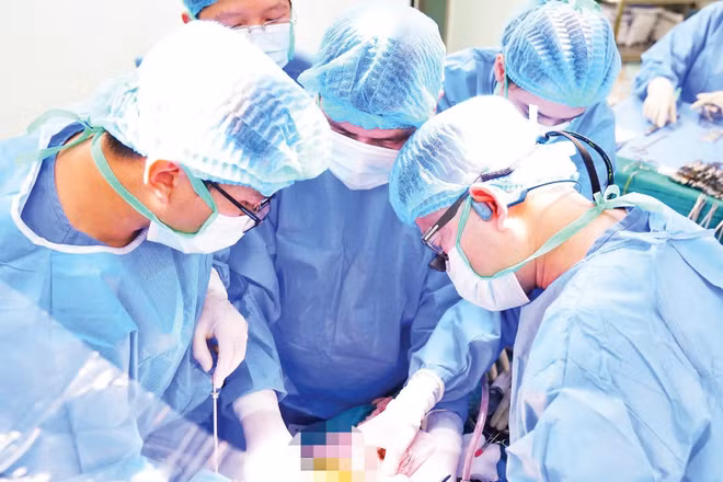 Các bác sĩ Bệnh viện Trung ương Quân đội 108 thực hiện ca ghép gan được điều phối từ người hiến tại Bệnh viện Nhân dân 115 (Thành phố Hồ Chí Minh).