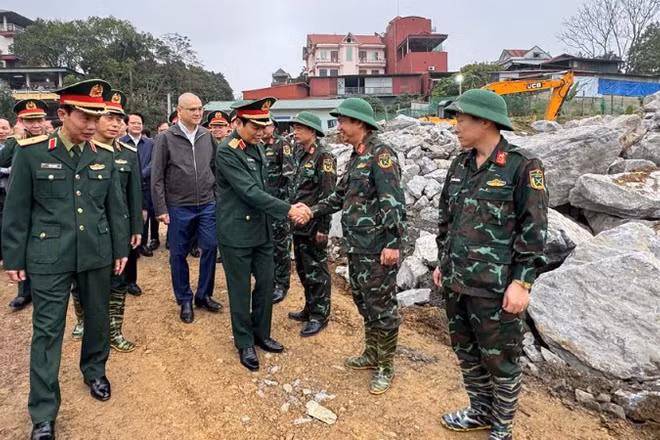Đại tướng Nguyễn Tân Cương thăm hỏi, động viên lực lượng tham gia lắp đặt cầu phao bắc qua sông Lô.
