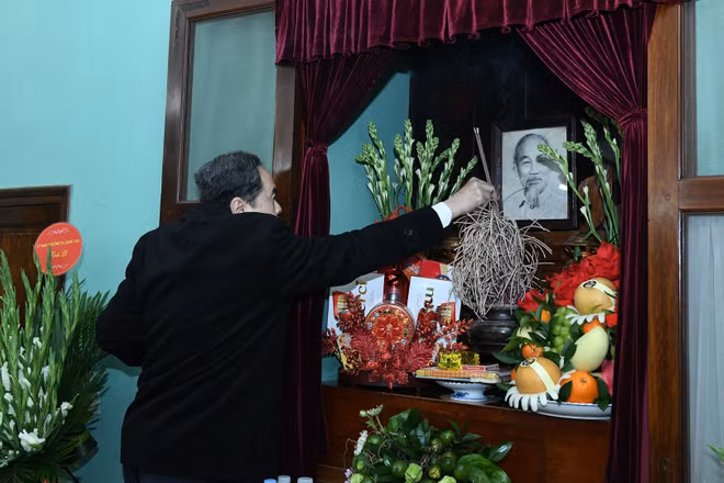 Chủ tịch Quốc hội Trần Thanh Mẫn dâng hương tưởng niệm Chủ tịch Hồ Chí Minh tại Nhà 67. (Ảnh: DUY LINH)