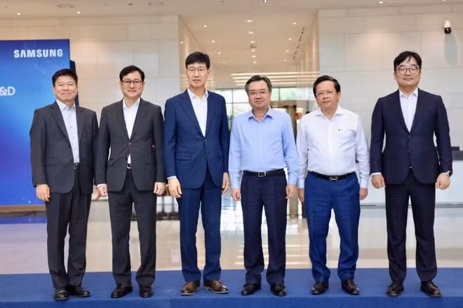 Đoàn công tác chụp ảnh lưu niệm cùng lãnh đạo tập đoàn Samsung Việt Nam.