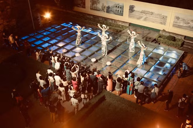 Du khách trải nghiệm tour đêm “Giải mã Hoàng thành Thăng Long”. (Ảnh: Trung tâm Bảo tồn Di sản Thăng Long Hà Nội)
