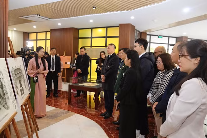 Du khách tham quan Không gian Di sản tư liệu thế giới của Việt Nam và tài liệu lưu trữ quốc gia tiêu biểu.