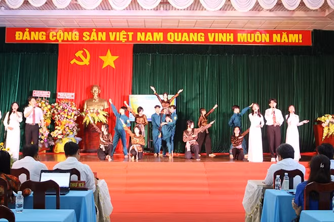 Học sinh Trường trung học phổ thông Võ Văn Kiệt với tiết mục múa hát tại buổi hội thảo.
