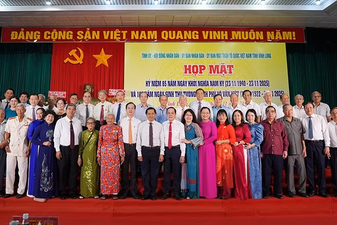 Các đồng chí lãnh đạo tỉnh Vĩnh Long đến dự, chụp ảnh kỷ niệm tại buổi lễ kỷ niệm 85 năm Ngày Khởi nghĩa Nam Kỳ.
