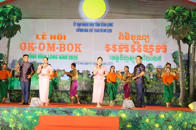 Tiết mục ca múa nhạc chào mừng đêm hội Ok Om Bok năm 2025 tỉnh Vĩnh Long.