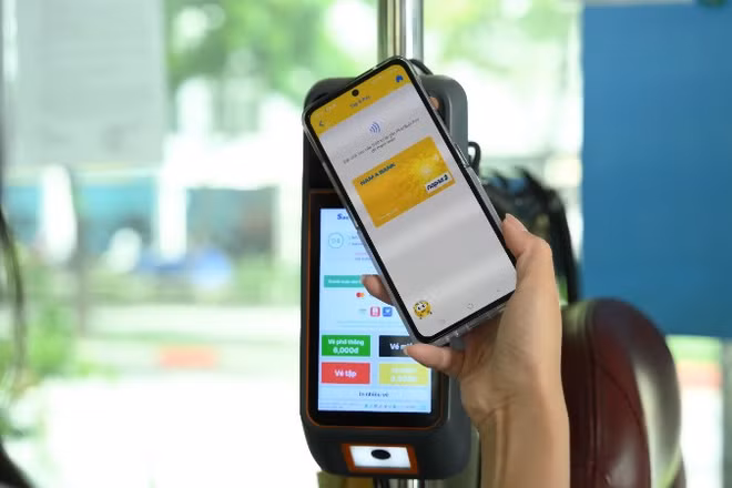 Một số ngân hàng đã triển khai số hóa thẻ NAPAS cho phép chạm thanh toán vé xe buýt.