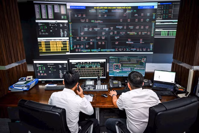 Trung tâm Điều khiển số tại Trung tâm Điều độ Hệ thống điện Thành phố Hà Nội được xây dựng trên nền tảng hệ thống SCADA. (Ảnh Thành Đạt)