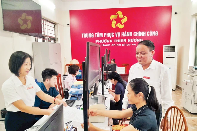 Cán bộ Trung tâm Phục vụ hành chính công phường Thiên Hương hướng dẫn người dân thực hiện thủ tục hành chính.