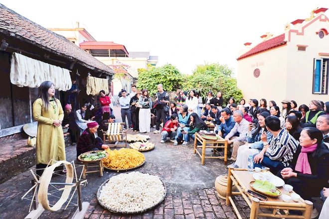 Du khách tìm hiểu và trải nghiệm nghề dệt đũi có truyền thống hơn 400 năm của làng Nam Cao (xã Thống Nhất).