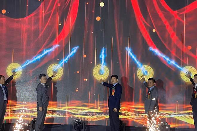 Các đại biểu nhấn nút khai mạc Hội chợ Công Thương vùng Đồng bằng sông Hồng-Hải Phòng 2025.