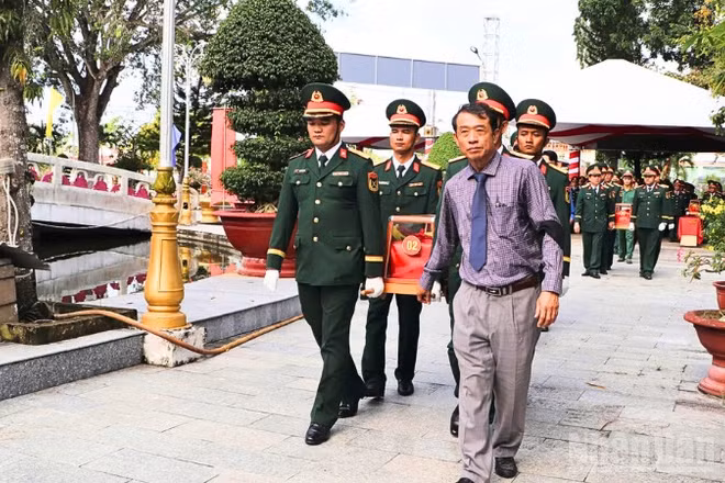 Lãnh đạo thành phố Cần Thơ đưa tiễn các liệt sĩ về nơi an nghỉ.