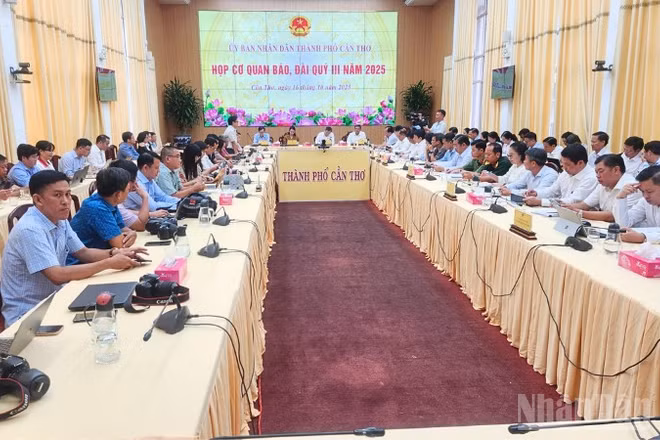 Quang cảnh họp báo, đài.