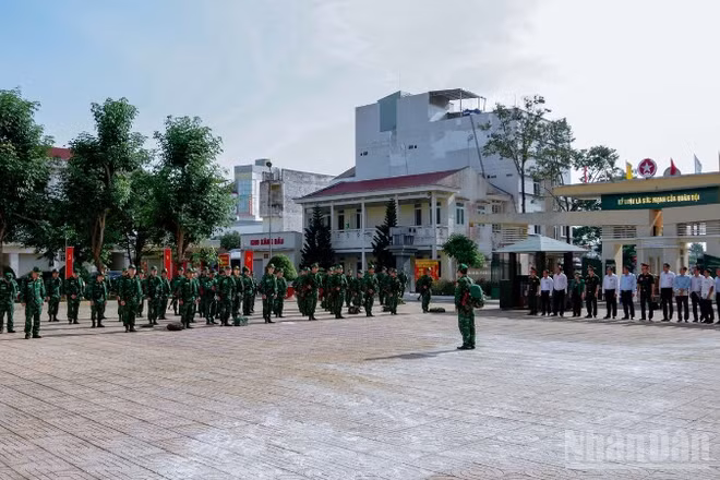 Hạ đạt mệnh lệnh hành quân cơ động lực lượng ra khu căn cứ chiến đấu.