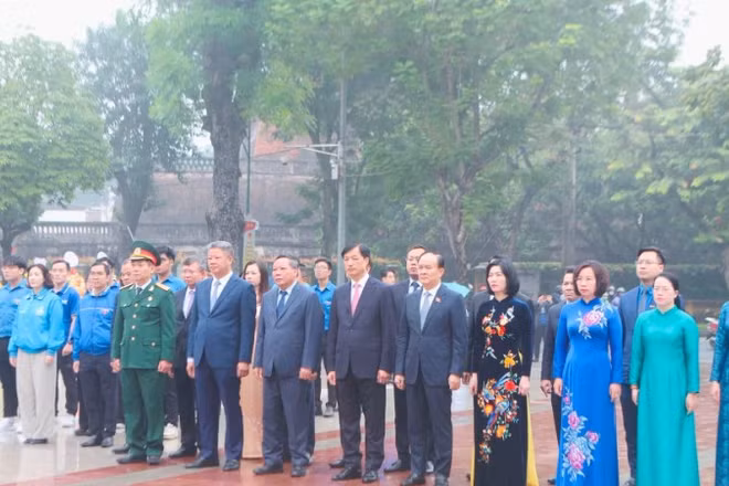 Đoàn đại biểu thành phố Hà Nội dâng hoa tại Tượng đài V.I.Lênin tại phường Ba Đình, Hà Nội.