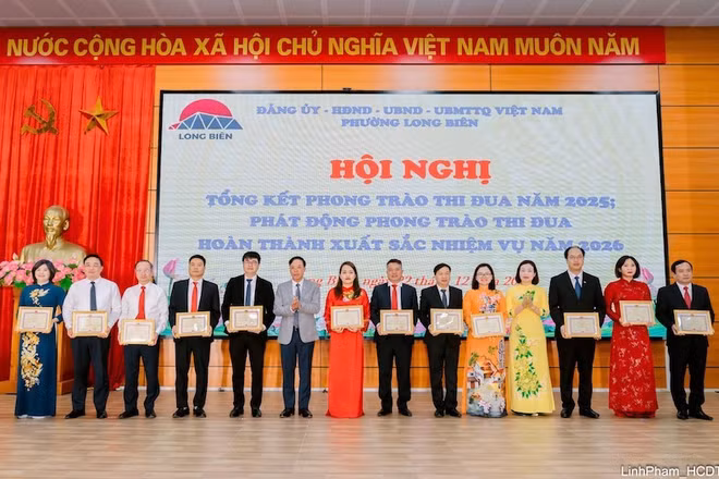 Lãnh đạo Đảng ủy phường khen thưởng các tập thể, cá nhân có thành tích xuất sắc.