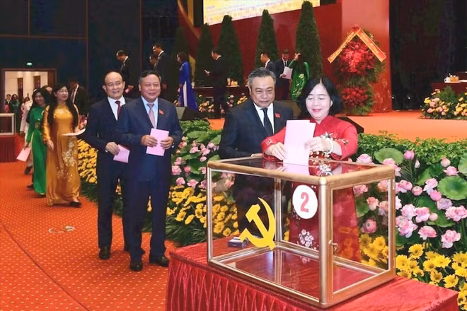 Các đại biểu bỏ phiếu bầu Ban chấp hành Đảng bộ thành phố Hà Nội lần thứ XVIII, nhiệm kỳ 2025-2030.