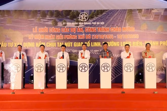 Các đại biểu thực hiện nghi thức khởi công hầm chui tại nút giao Cổ Linh.