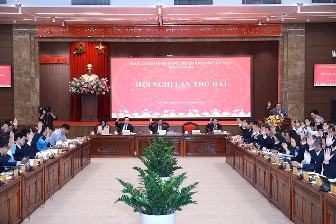Các đại biểu biểu quyết thông qua chương trình hội nghị.