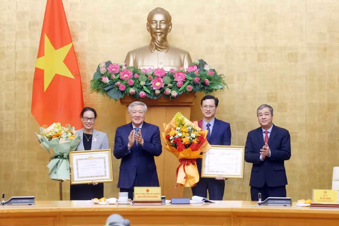Đồng chí Nguyễn Hòa Bình và đồng chí Ngô Đông Hải chúc mừng các thành viên Ban Chỉ đạo 35 Đảng ủy Chính phủ có thành tích xuất sắc trong năm 2025.
