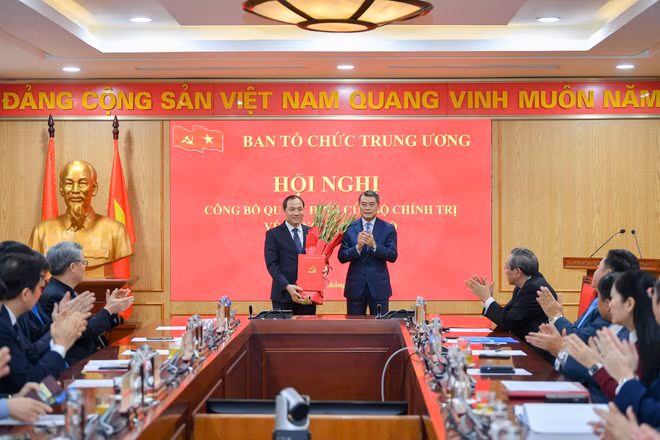 Đồng chí Lê Minh Hưng, Ủy viên Bộ Chính trị, Bí thư Trung ương Đảng, Trưởng Ban Tổ chức Trung ương trao quyết định, tặng hoa chúc mừng đồng chí Hoàng Trung Dũng (Ảnh: Thế Đại)
