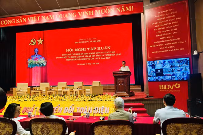 Đồng chí Lại Xuân Lâm, Phó Bí thư Đảng ủy Chính phủ phát biểu tại hội nghị.