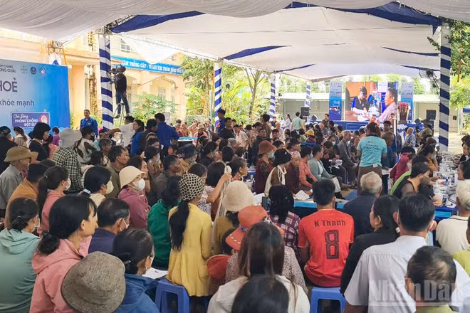 Hơn 1.000 người dân phía tây tỉnh Lâm Đồng được khám bệnh, cấp phát thuốc miễn phí thông qua Chương trình "Hành trình vì một Việt Nam khỏe mạnh".