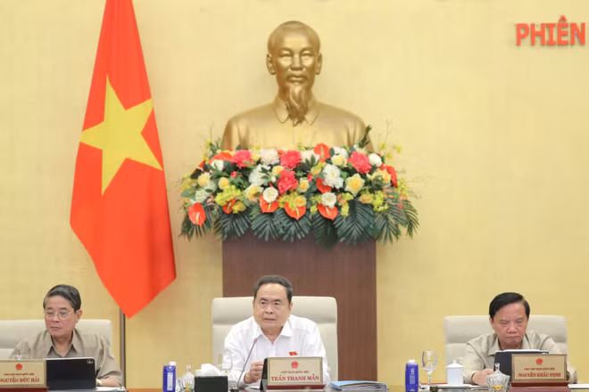 Chủ tịch Quốc hội Trần Thanh Mẫn và các Phó Chủ tịch Quốc hội tại phiên họp của Ủy ban Thường vụ Quốc hội chiều 16/10. (Ảnh: DUY LINH)
