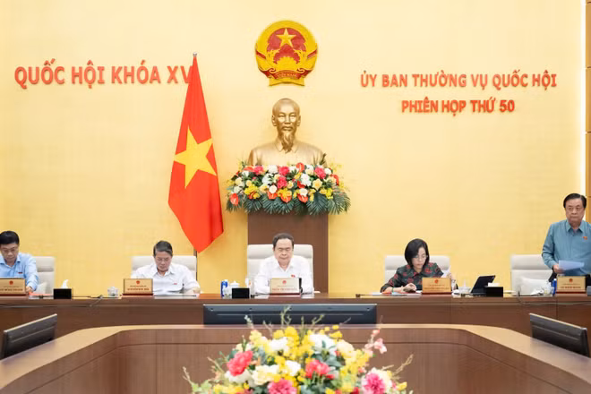 Phó Chủ tịch Quốc hội Lê Minh Hoan điều hành nội dung thảo luận chiều 9/10. (Ảnh: DUY LINH)