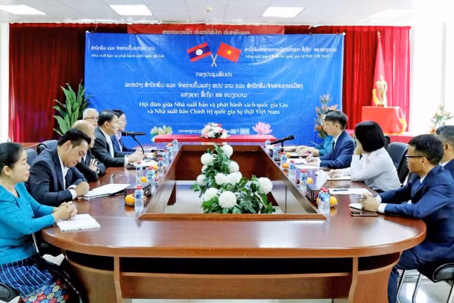 Hội đàm giữa Đoàn đại biểu Nhà xuất bản Chính trị quốc gia Sự thật và Đoàn đại biểu Nhà xuất bản và Phát hành sách quốc gia Lào.