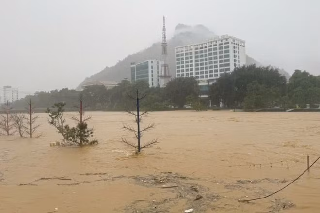 Nguyên nhân ngập lụt tại phường Hà Giang 1 và 2 một phần là do các thủy điện trên thượng nguồn sông Lô, sông Miện xả lũ.