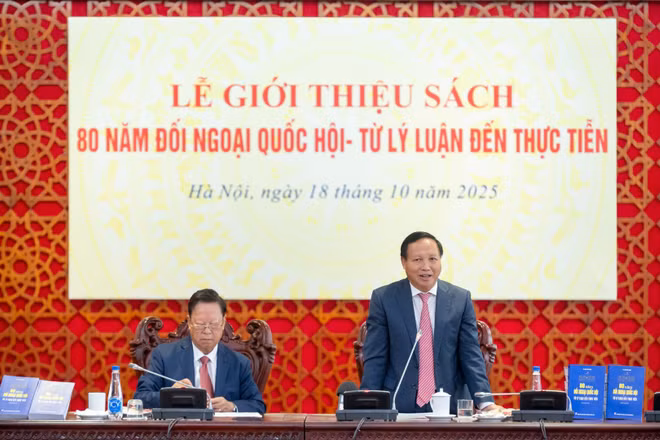 Tác giả Ngô Đức Mạnh chia sẻ tại Lễ giới thiệu cuốn sách "80 năm đối ngoại Quốc hội - Từ lý luận đến thực tiễn". (Ảnh: Phạm Thắng)