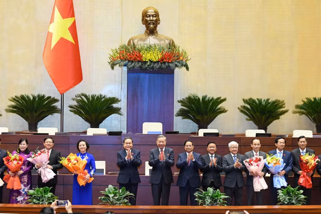 Các đồng chí lãnh đạo Đảng và Nhà nước tặng hoa chúc mừng nhân sự vừa được Quốc hội bầu, phê chuẩn bổ nhiệm tại Kỳ họp thứ 10. (Ảnh: DUY LINH)