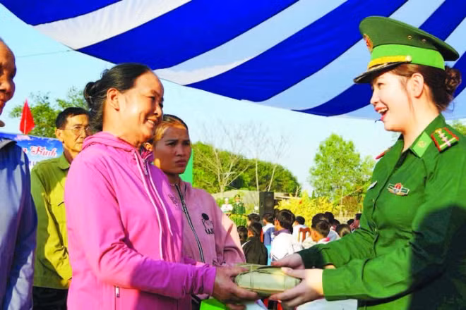 Cán bộ, chiến sĩ Ban Chỉ huy Bộ đội Biên phòng tỉnh Quảng Ngãi tặng quà nhân dân xã biên giới Sa Loong.