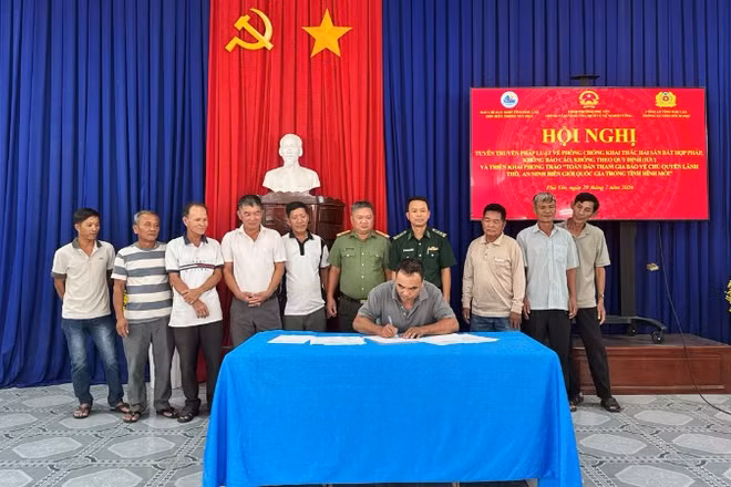 Ngư dân ký cam kết tham gia Phong trào "Toàn dân tham gia bảo vệ chủ quyền lãnh thổ, an ninh biên giới quốc gia trong tình hình mới" theo Chỉ thị số 01 của Thủ tướng Chính phủ. (Ảnh: Thùy Dung)