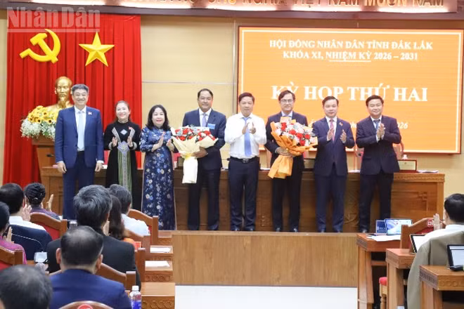 Các đồng chí lãnh đạo Tỉnh ủy, Hội đồng nhân dân, Ủy ban nhân dân, Ủy ban Mặt trận Tổ quốc Việt Nam tỉnh Đắk Lắk tặng hoa chúc mừng đồng chí Y Nhuân Byă và đồng chí Hồ Quang Đệ.