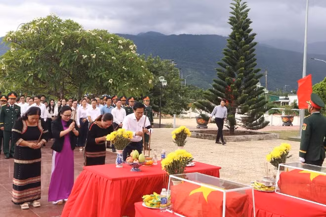 Các đồng chí lãnh đạo Đảng ủy, Hội đồng nhân dân, Ủy ban nhân dân, Ủy ban Mặt trận Tổ quốc Việt Nam xã Krông Bông dâng hương tưởng niệm các Anh hùng liệt sĩ.