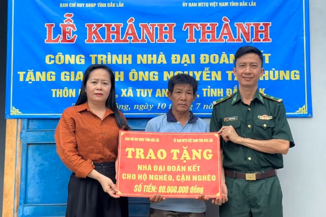 Đại diện Ban Chỉ huy Bộ đội Biên phòng tỉnh Đắk Lắk và các đơn vị trao biểu trưng tặng nhà Đại đoàn kết cho gia đình ông Nguyễn Tấn Hùng.