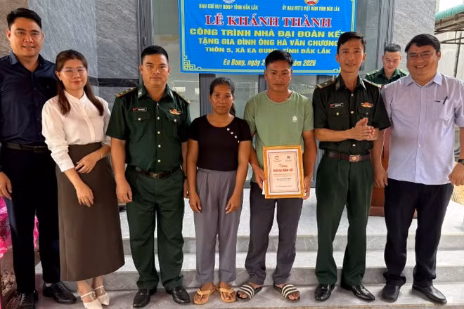 Thiếu tá Nguyễn Bảo Lân, Phó Chủ nhiệm Chính trị, Ban Chỉ huy Bộ đội Biên phòng tỉnh Đắk Lắk cùng đại diện chính quyền địa phương, Đồn Biên phòng Yok M’bre trao tặng nhà đại đoàn kết cho gia đình ông Hà Văn Chương.