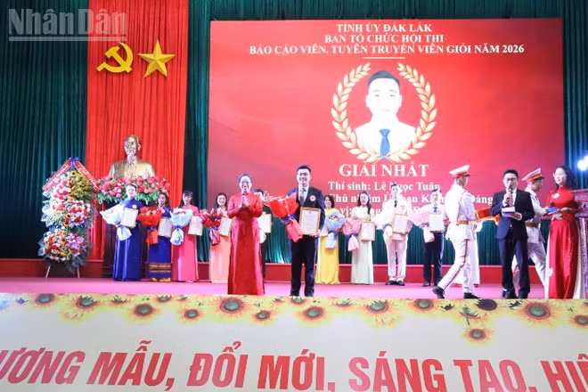 Phó Bí thư Tỉnh ủy Đắk Lắk Huỳnh Thị Chiến Hòa trao giải Nhất cho thí sinh Lê Ngọc Tuân, Chủ nhiệm Ủy ban Kiểm tra Đảng ủy xã Ea Hiao. 