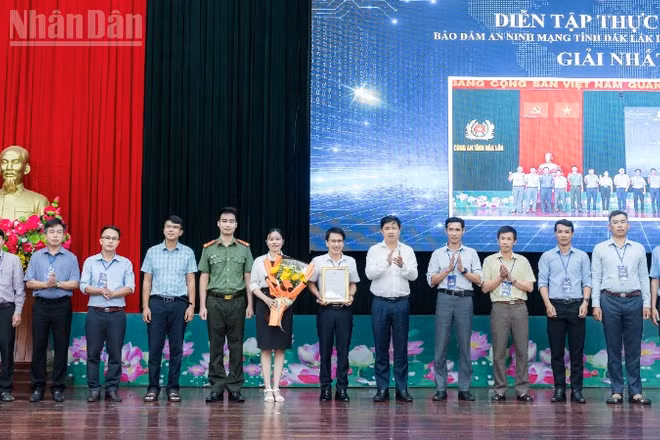 Bí thư Tỉnh ủy Đắk Lắk Lương Nguyễn Minh Triết trao giải Nhất diễn tập cho Đội Gành Đá Đĩa.