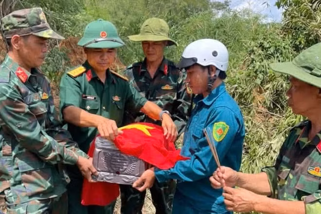Đội K51 đưa hài cốt liệt sĩ về nơi bảo quản, thờ cúng.