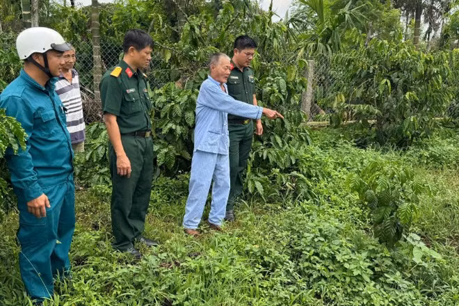 Ông Võ Văn Chương, trú tại thôn Phước Trạch 1, xã Ea Phê chỉ vị trí phát hiện các mảnh xương. 