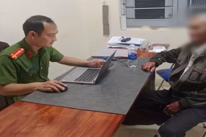 Lực lượng Công an mời làm việc đối với một trường hợp trú phường Cư Bao. (Ảnh: Công an tỉnh Đắk Lắk)
